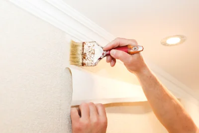 Pose de papier peint à Vernoil-le-Fourrier — revêtements muraux et toiles de verre